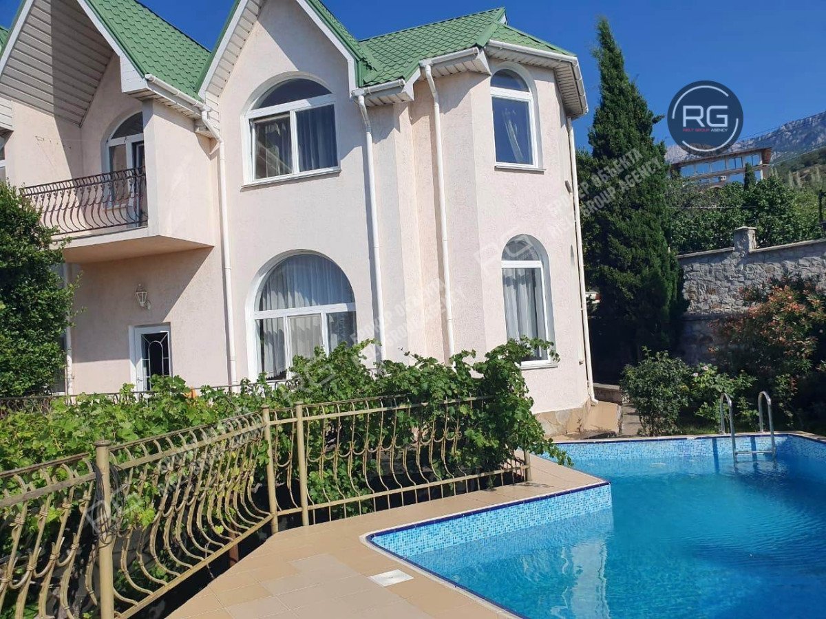 Фото 1, 2-этажный коттедж, 151 м², 151 м², Крым Республика, Ялта г., д.2, к.г