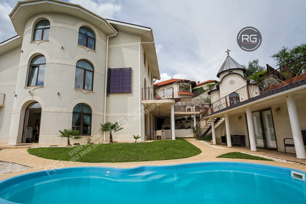 Фото 1, Аренда комфортабельной Виллы в Гурзуфе, 650 м², Крым Республика, Ялта г., Гурзуф п.г.т., Ленинградская ул., д.70, к.а