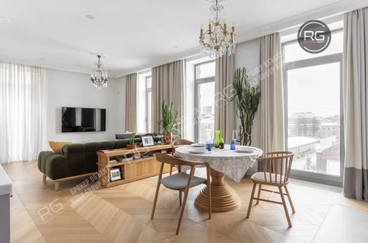 Дизайнерская квартира в центре, 96 м², Санкт-Петербург, Центральный район, Кирочная ул., д.70