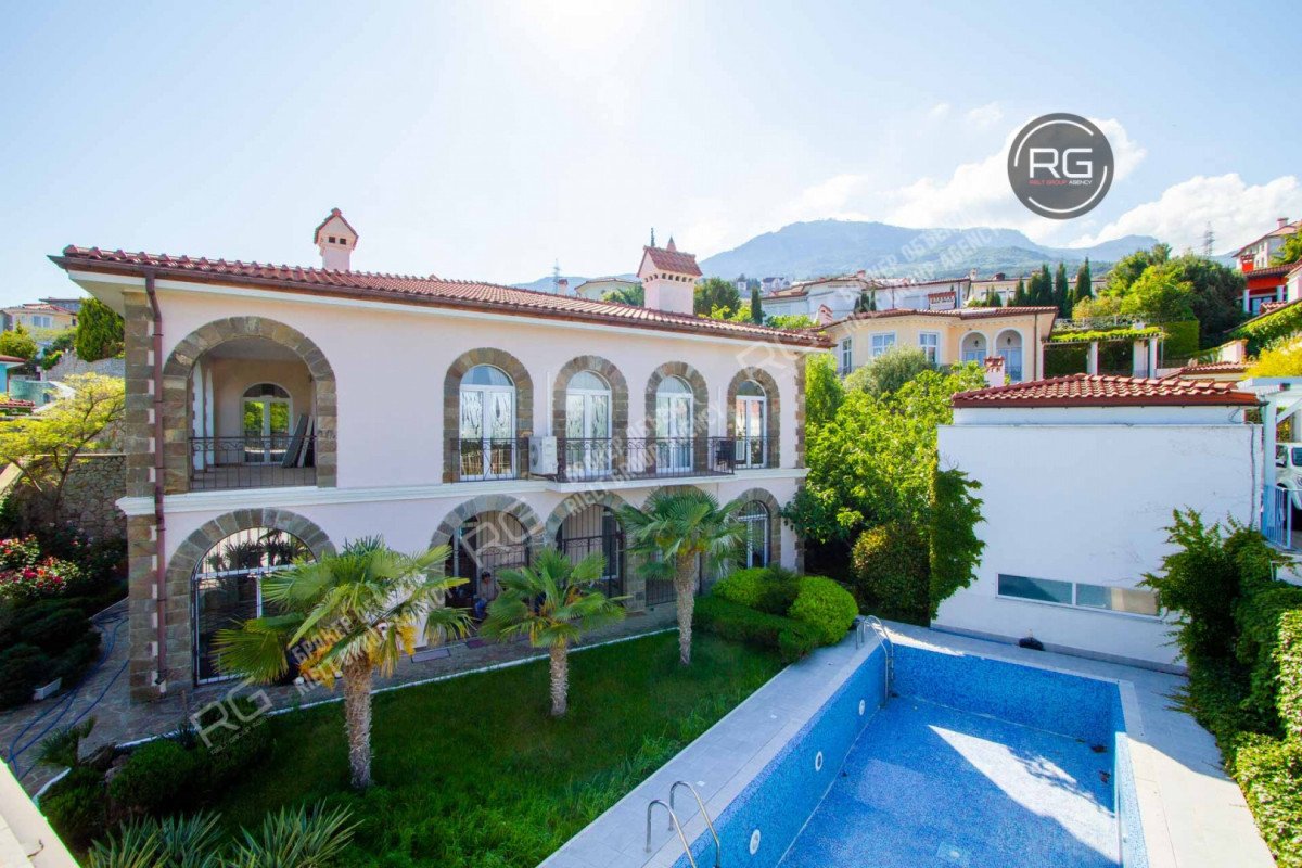 Фото 1, Дом 300 м² на участке 9 сот., 300 м², Крым Республика, Ялта г., Гурзуф п.г.т., Галата ул.