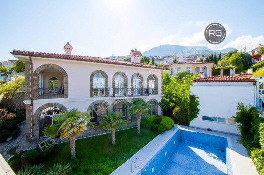 Дом 300 м² на участке 9 сот., 300 м², Крым Республика, Ялта г., Гурзуф п.г.т., Галата ул.