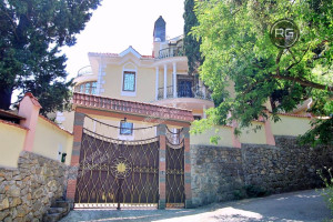 Миниатюра 1, Дом 617 м² на участке 9,8 сот., 617 м², Крым Республика, Ялта г., Павленко ул., д.10, к.а