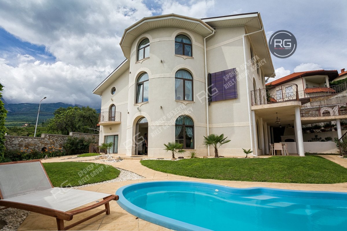 Фото 1, Дом на солнечной энергии, 450 м², Крым Республика, Ялта г., Гурзуф п.г.т., Лазурная ул., д.15