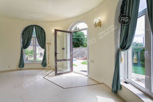 Дом на солнечной энергии, 450 м², Крым Республика, Ялта г., Гурзуф п.г.т., Лазурная ул., д.15