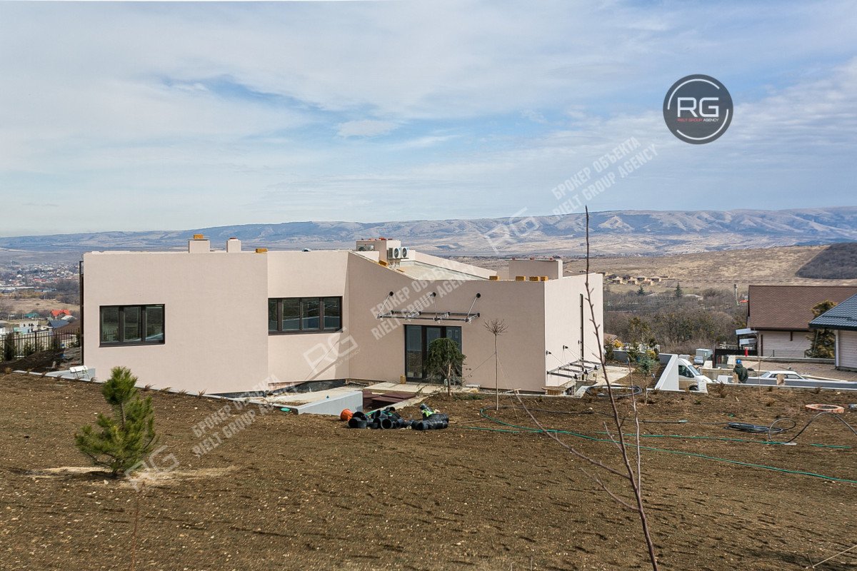 Фото 1, Дом с бассейном в Крыму, 153 м², Крым Республика, Симферопольский район, Краснолесье с., Дальняя ул., д.45