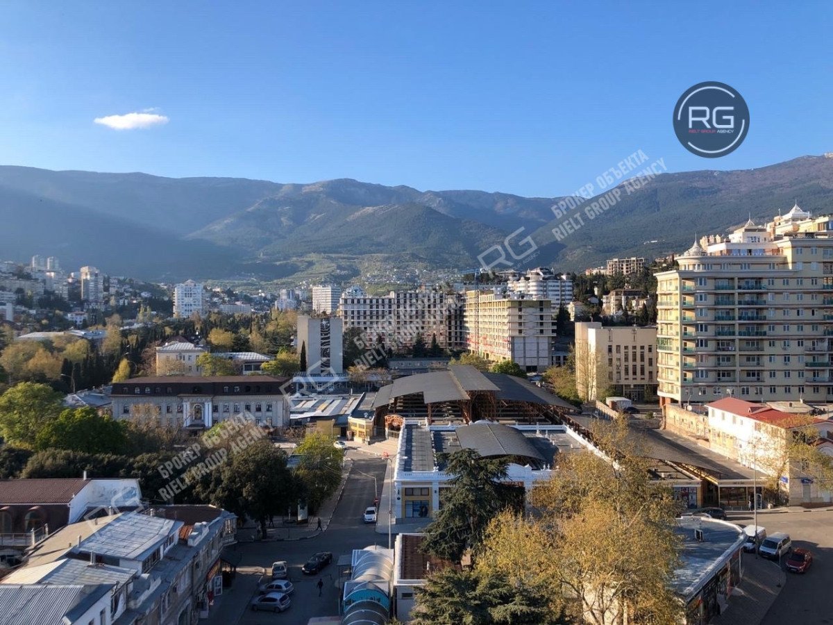 Фото 1, Двухуровневый пентхаус в Ялте, 280 м², Крым Республика, Ялта г., Игнатенко ул., д.5