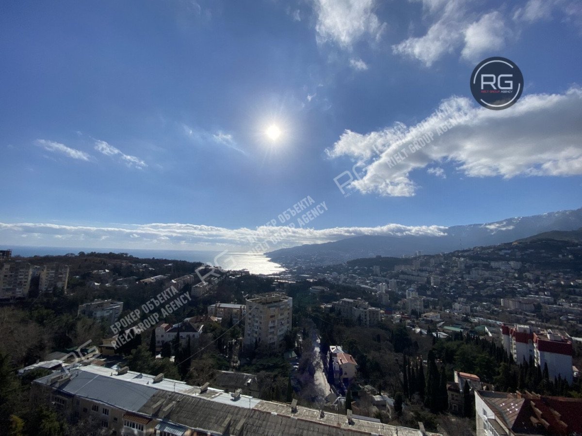 Фото 1, Двухуровневый пентхаус в Ялте, 350 м², Крым Республика, Ялта г., Свердлова ул., д.48а, к.6