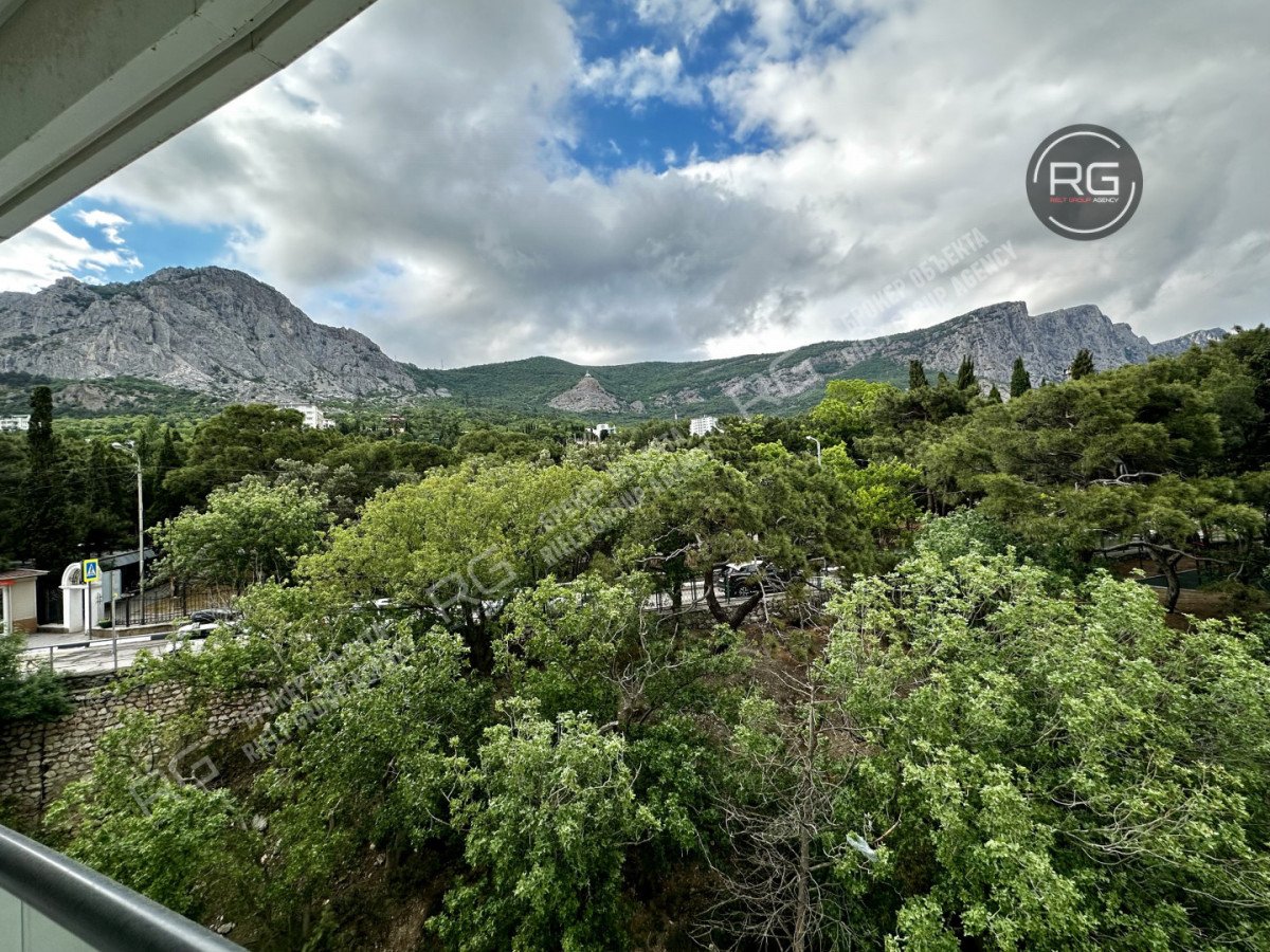 Фото 1, Квартира с видом на море и горы, 96 м², Крым Республика, Форос п.г.т., Космонавтов ул., д.4в