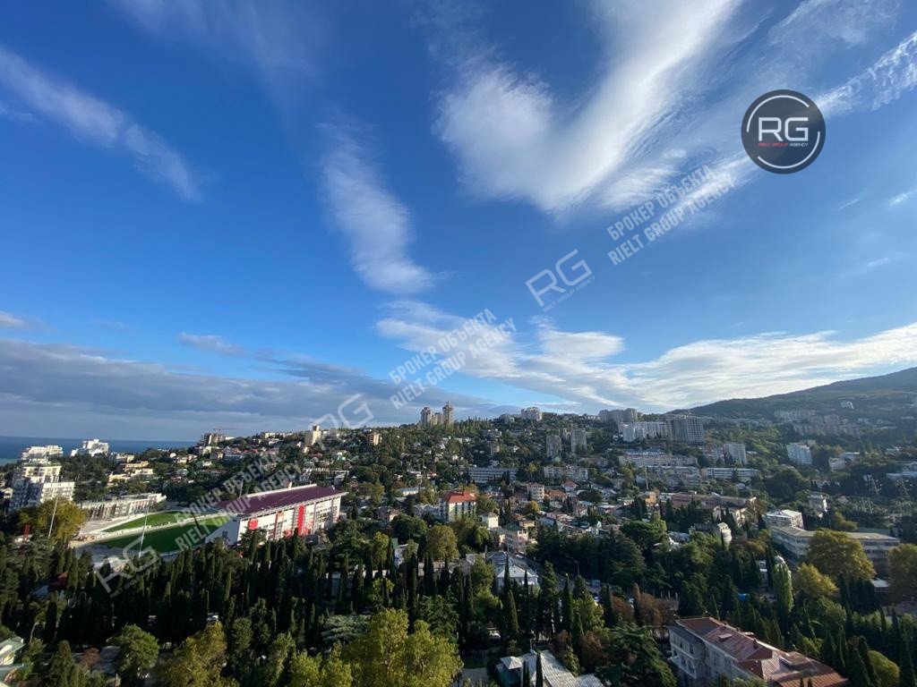 Фото 1, Пентхаус с видом на горы в Ялте, 467 м², Крым Республика, Ялта г., Ломоносова ул., д.25