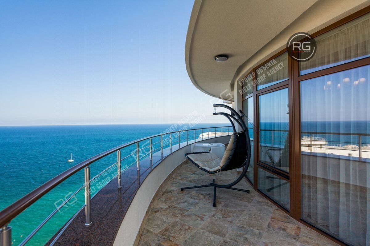 Фото 1, Пентхаус в Ялте в парковой зоне, 209 м², Крым Республика, Ялта г., Ленина В.И. имени наб., д.4