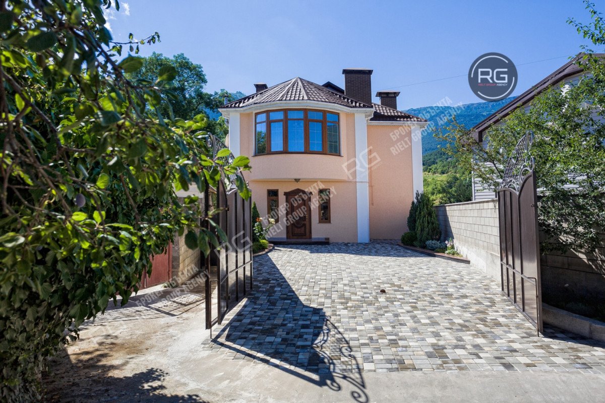 Фото 1, Продажа 3-этажного дома в Ялте, 300 м², Крым Республика, Ялта г., Изобильная ул., д.15