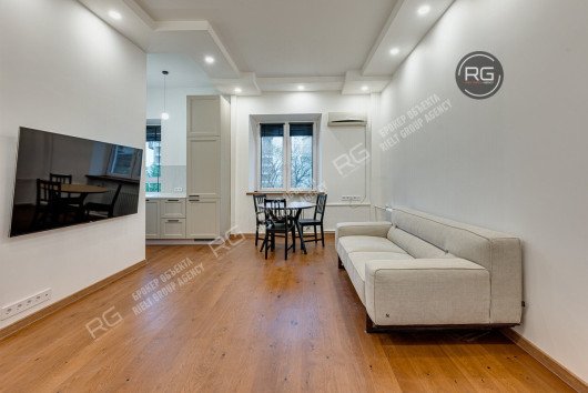 Продажа квартиры в Хамовниках, 41 м², Москва, Арбат район, Панфиловский пер., д.3