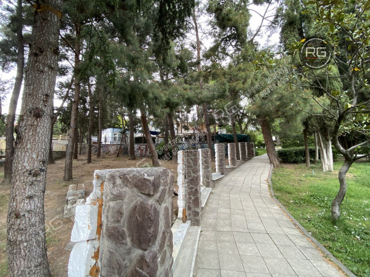 Фото 1, Участок под коммерцию в Ялте, 6 соток, Крым Республика, Ялта г., Ленина В.И. имени наб., д.13