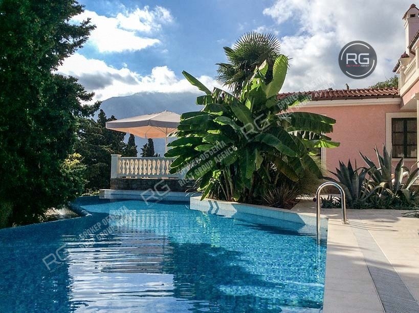 Фото 1, Вилла в Гурзуфе, 506 м², Крым Республика, Ялта г., Гурзуф п.г.т., Ялтинская ул., д.50а